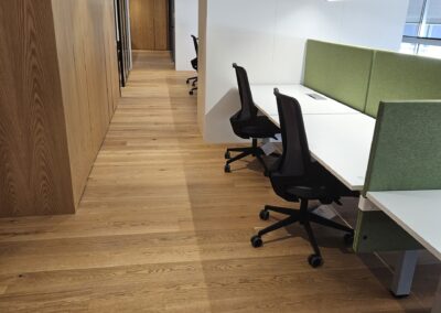 Pasillo con mesas de trabajo